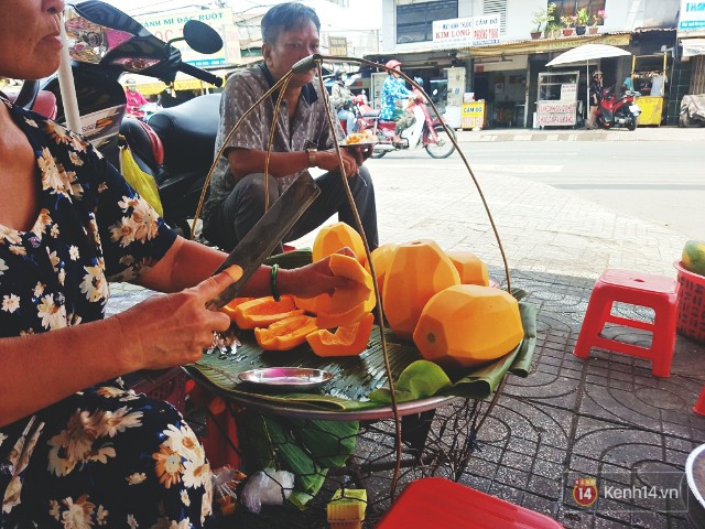 Chuyện gánh đu đủ bá chủ chợ Phạm Thế Hiển từ năm 1970 và người phụ nữ quyền lực đằng sau nó - Ảnh 2.