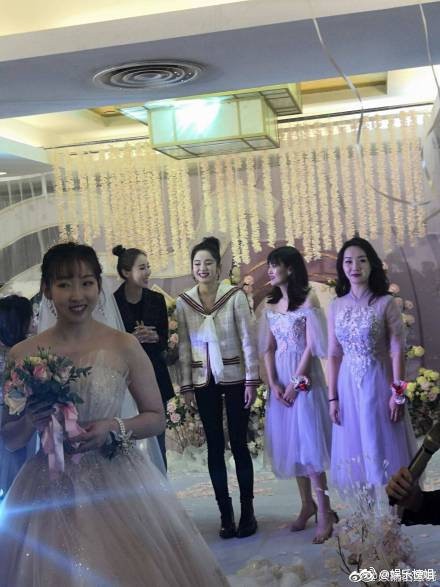 Mừng đ&aacute;m cưới bạn th&acirc;n bằng điệu m&uacute;a c&acirc;y nh&agrave; l&aacute; vườn, Cổ Lực Na Tr&aacute;t chiếm trọn spotlight tr&ecirc;n Weibo - Ảnh 5.