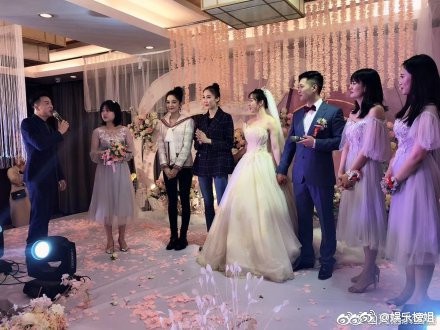 Mừng đ&aacute;m cưới bạn th&acirc;n bằng điệu m&uacute;a c&acirc;y nh&agrave; l&aacute; vườn, Cổ Lực Na Tr&aacute;t chiếm trọn spotlight tr&ecirc;n Weibo - Ảnh 7.