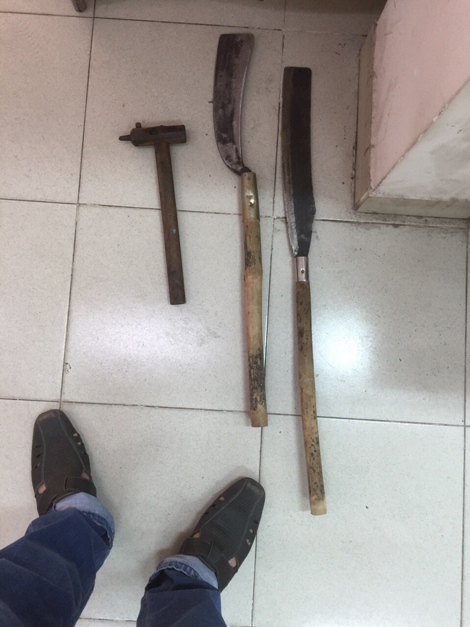 Nghịch tử chém chết cả nhà luôn trong tình trạng kích động, la hét sau nhiều giờ bị bắt giữ - Ảnh 2. Nghịch tử chém chết cả nhà luôn trong tình trạng kích động, la hét sau nhiều giờ bị bắt giữ - Ảnh 2.