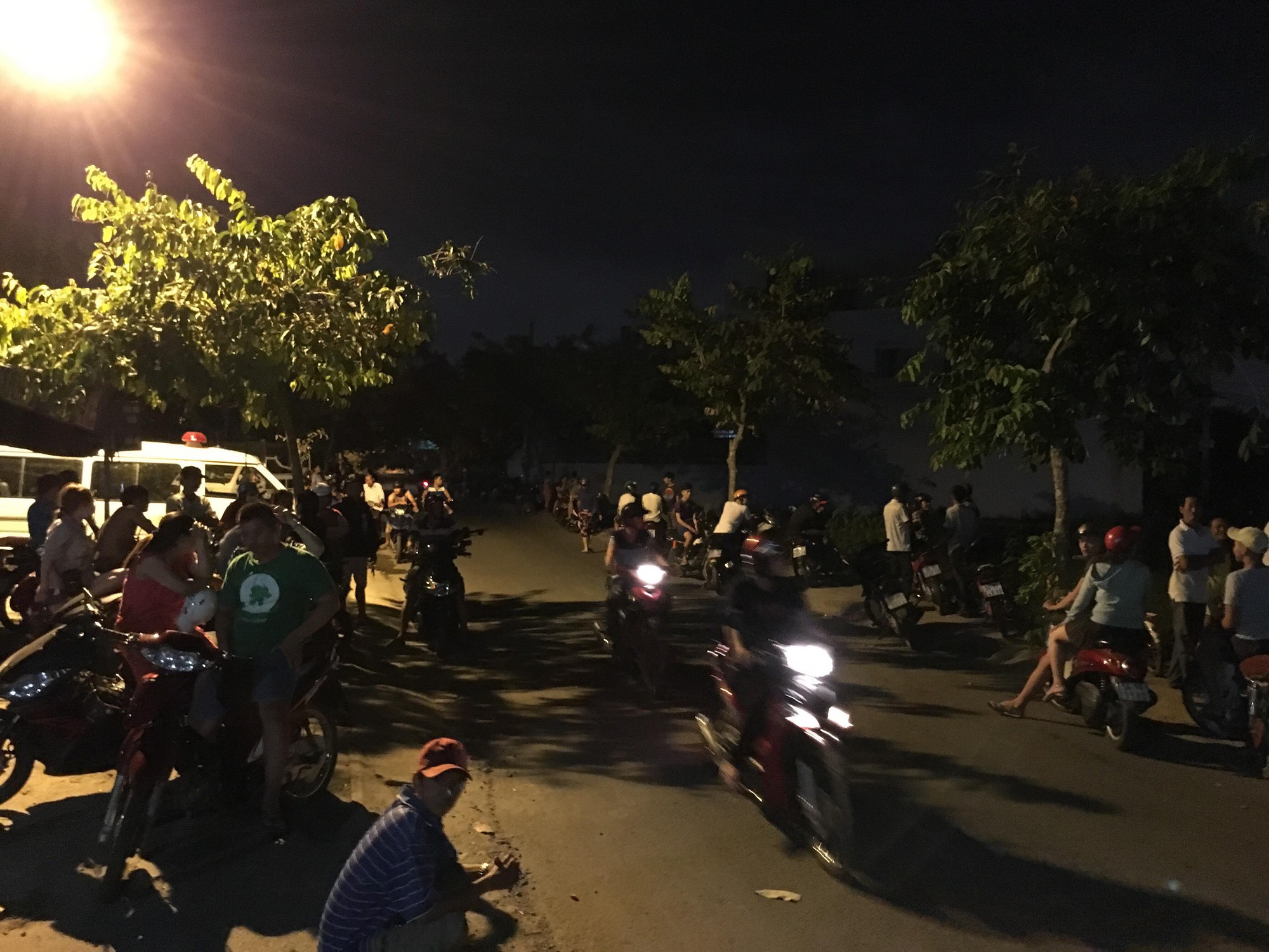 Nghịch tử chém chết cả nhà luôn trong tình trạng kích động, la hét sau nhiều giờ bị bắt giữ - Ảnh 3. Nghịch tử chém chết cả nhà luôn trong tình trạng kích động, la hét sau nhiều giờ bị bắt giữ - Ảnh 3.