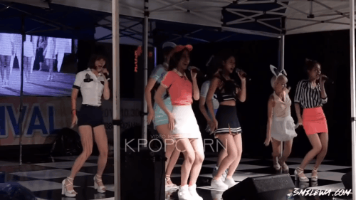 Sân khấu trơn trượt: Kẻ thù không đội trời chung của các idolgroup Kpop - Ảnh 4.