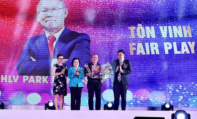 Fan chú ý: Văn Toàn xuất hiện đẹp xuất thần trong ngày nhận giải thưởng Fair-play - Ảnh 5.