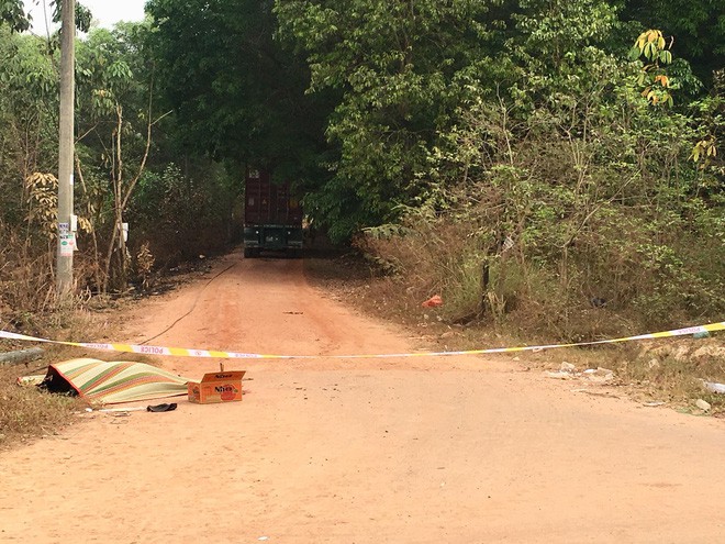 Đu trên xe container hơn 2km, đội trưởng tổ bảo vệ khu đô thị rơi xuống đường chết tại chỗ - Ảnh 2.