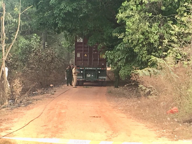 Đu trên xe container hơn 2km, đội trưởng tổ bảo vệ khu đô thị rơi xuống đường chết tại chỗ - Ảnh 3.