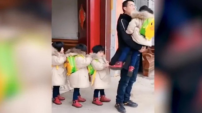 Nổi l&ecirc;n như hiện tượng MXH, 4 b&eacute; g&aacute;i sinh tư gi&uacute;p cả gia đ&igrave;nh tho&aacute;t ngh&egrave;o một c&aacute;ch ngoạn mục - Ảnh 3.