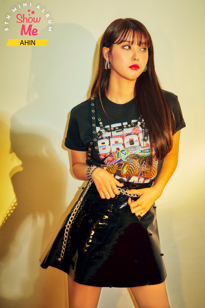 Fan bức xúc khi thiên thần lai Nancy bị bắt mặc đồ hở bạo trong teaser album mới của MOMOLAND - Ảnh 3. Fan bức xúc khi thiên thần lai Nancy bị bắt mặc đồ hở bạo trong teaser album mới của MOMOLAND - Ảnh 3.