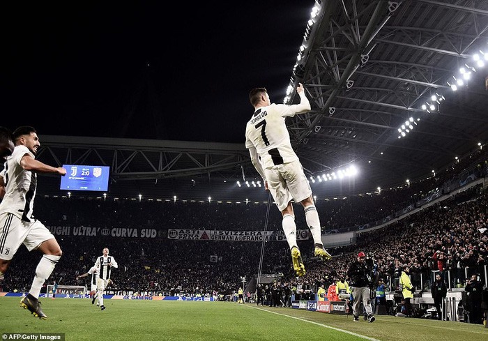 Ronaldo, anh là ai? Vị thần hay kẻ gian lận? Ronaldo, anh là ai? Vị thần hay kẻ gian lận?