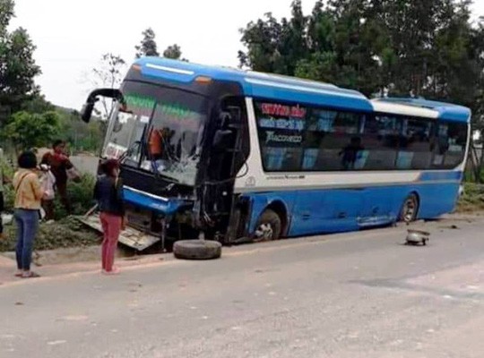 Tông trực diện xe khách, tài xế ô tô 7 chỗ tử vong trong xe biến dạng Tông trực diện xe khách, tài xế ô tô 7 chỗ tử vong trong xe biến dạng