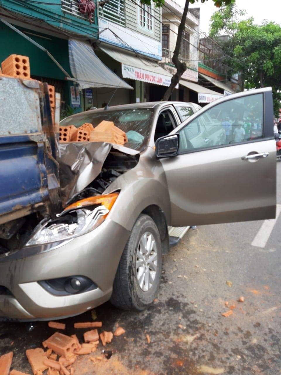 Dừng xe máy nghe điện thoại, nam thanh niên ở Đà Nẵng bị ô tô tông văng lên vỉa hè, ... Dừng xe máy nghe điện thoại, nam thanh niên ở Đà Nẵng bị ô tô tông văng lên vỉa hè, ...