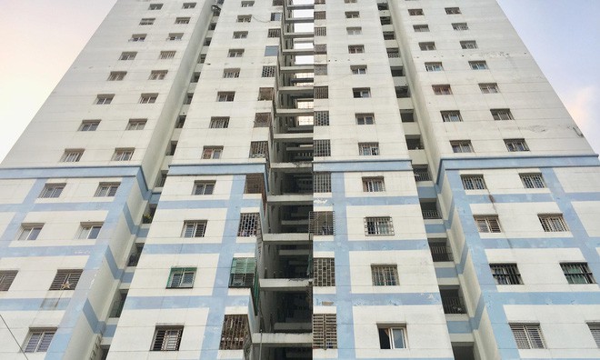 Người đàn ông sống độc thân chết trong nhà vệ sinh chung cư - Ảnh 1.