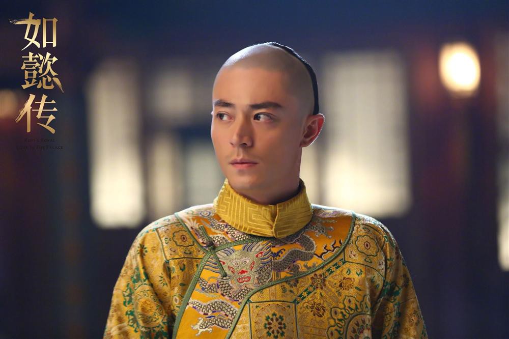 Triệu Vy, Tô Hữu Bằng song kiếm hợp bích làm lại Hoàn Châu Cách Cách, Lâm Tâm Như biến thành mẹ Hạ Tử Vy, fan gọi tên Hoắc Kiến Hoa - Ảnh 11. Triệu Vy, Tô Hữu Bằng song kiếm hợp bích làm lại Hoàn Châu Cách Cách, Lâm Tâm Như biến thành mẹ Hạ Tử Vy, fan gọi tên Hoắc Kiến Hoa - Ảnh 11.