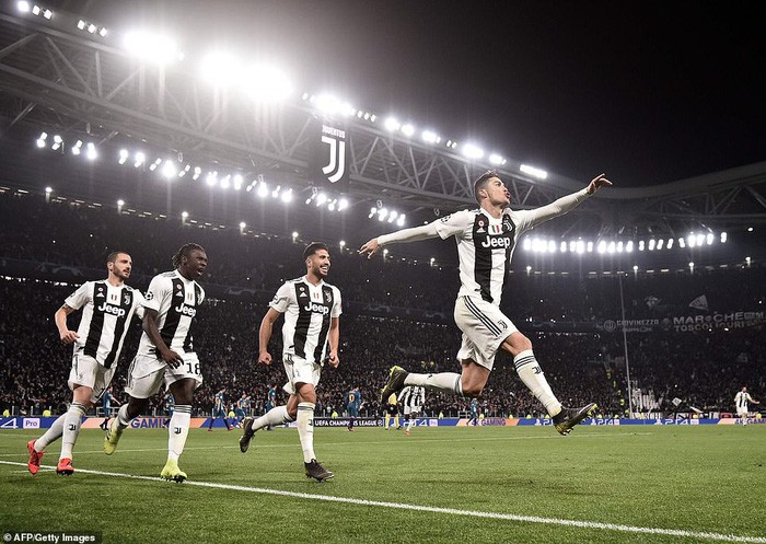 Ronaldo, anh là ai? Vị thần hay kẻ gian lận? Ronaldo, anh là ai? Vị thần hay kẻ gian lận?