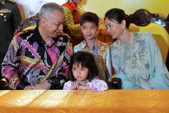 Nhan sắc diễm lệ ít ai biết của Hoàng hậu Malaysia, quen nhau 8 năm mới chịu cưới khi nhà vua đã 50 tuổi - Ảnh 6.