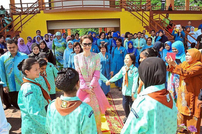 Nhan sắc diễm lệ ít ai biết của Hoàng hậu Malaysia, quen nhau 8 năm mới chịu cưới khi nhà vua đã 50 tuổi - Ảnh 7.
