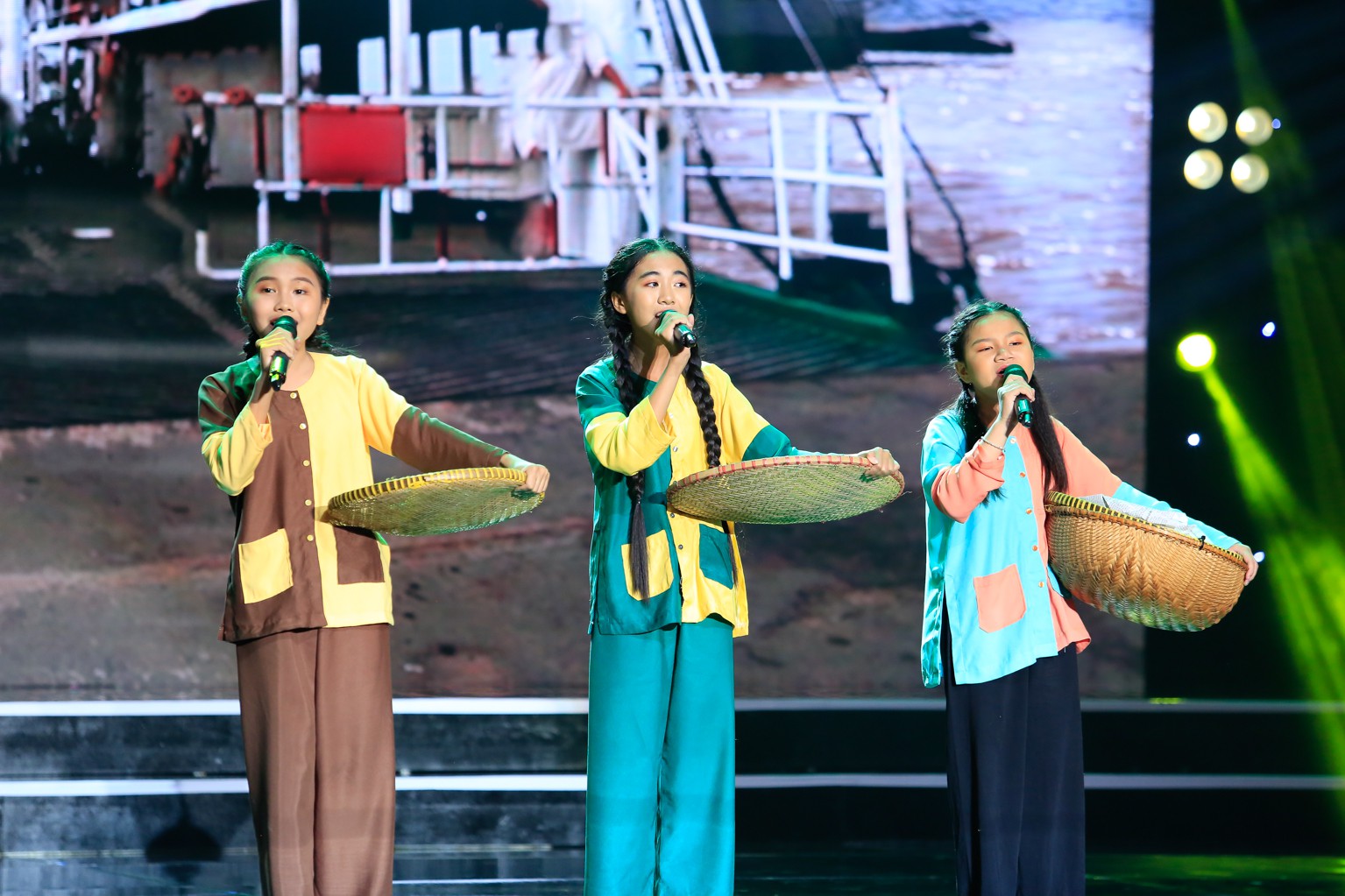 Tuyệt đỉnh song ca nhí: 2 tiểu Hòa Minzy khiến khán giả nổi da gà - Ảnh 4. Tuyệt đỉnh song ca nhí: 2 tiểu Hòa Minzy khiến khán giả nổi da gà - Ảnh 4.