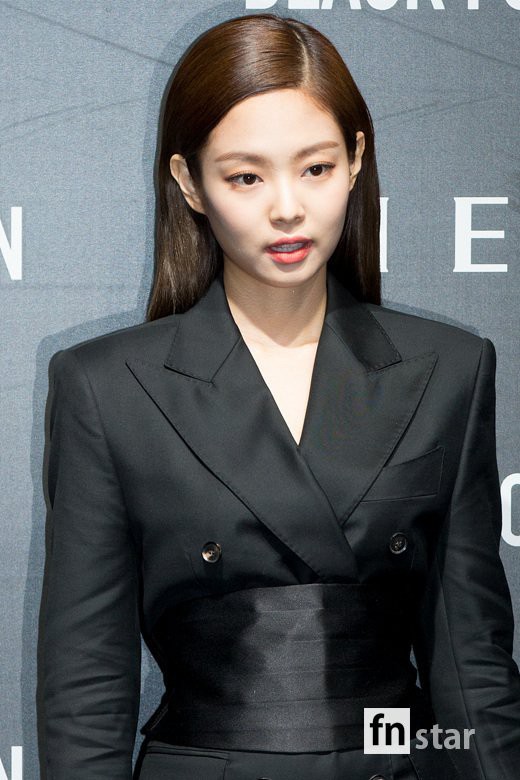 Jennie (Black Pink) lộ diện sau tin đồn chấn động: Vừa tươi tắn vừa sang chảnh, nhưng suýt hớ hênh vì váy quá ngắn - Ảnh 8.