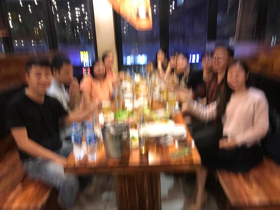 Nhờ em nhân viên thiện lành chụp giúp tấm ảnh họp lớp, nhóm bạn cạn lời khi nhìn thấy kết quả - Ảnh 1. Nhờ em nhân viên thiện lành chụp giúp tấm ảnh họp lớp, nhóm bạn cạn lời khi nhìn thấy kết quả - Ảnh 1.