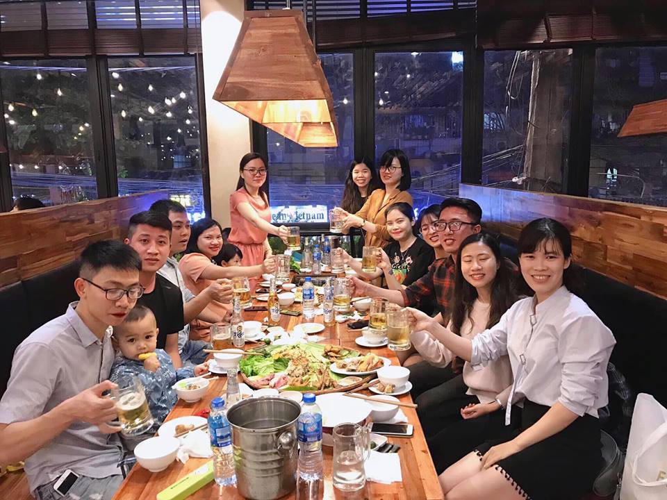 Nhờ em nhân viên thiện lành chụp giúp tấm ảnh họp lớp, nhóm bạn cạn lời khi nhìn thấy kết quả - Ảnh 2. Nhờ em nhân viên thiện lành chụp giúp tấm ảnh họp lớp, nhóm bạn cạn lời khi nhìn thấy kết quả - Ảnh 2.