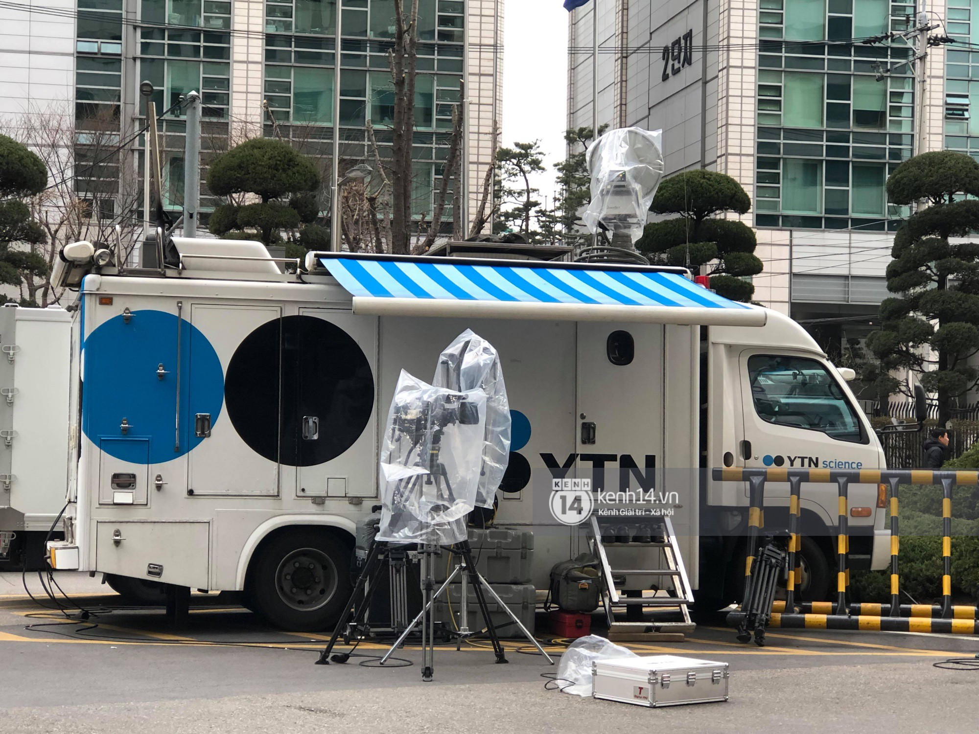 Tường thuật độc quyền từ Hàn Quốc: Không khí nóng hổi tại nơi Seungri và Jung Joon Young trình diện lấy lời khai - Ảnh 5. Tường thuật độc quyền từ Hàn Quốc: Không khí nóng hổi tại nơi Seungri và Jung Joon Young trình diện lấy lời khai - Ảnh 5.