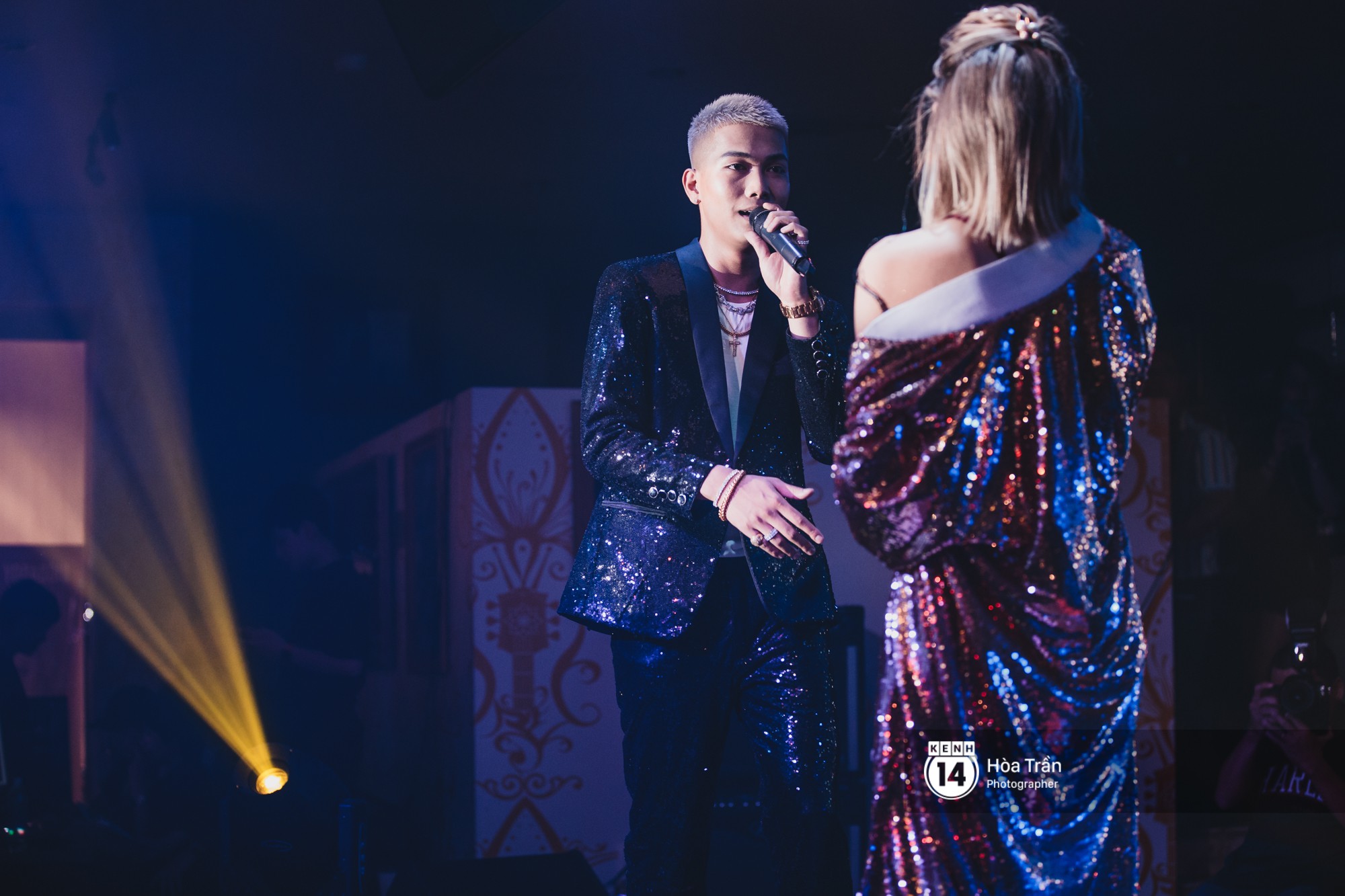 Emily và Big Daddy khóa môi nhau cực ngọt, công khai nói lời yêu lãng mạn tại concert đầu tiên trong sự nghiệp - Ảnh 10. Emily và Big Daddy khóa môi nhau cực ngọt, công khai nói lời yêu lãng mạn tại concert đầu tiên trong sự nghiệp - Ảnh 10.