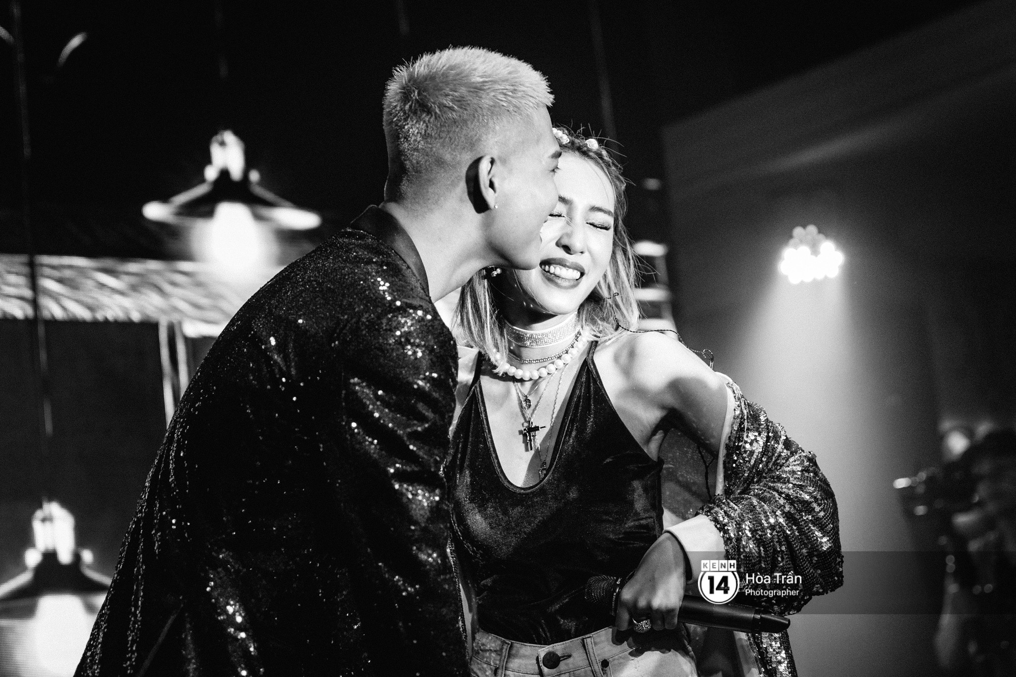 Emily và Big Daddy khóa môi nhau cực ngọt, công khai nói lời yêu lãng mạn tại concert đầu tiên trong sự nghiệp - Ảnh 8. Emily và Big Daddy khóa môi nhau cực ngọt, công khai nói lời yêu lãng mạn tại concert đầu tiên trong sự nghiệp - Ảnh 8.