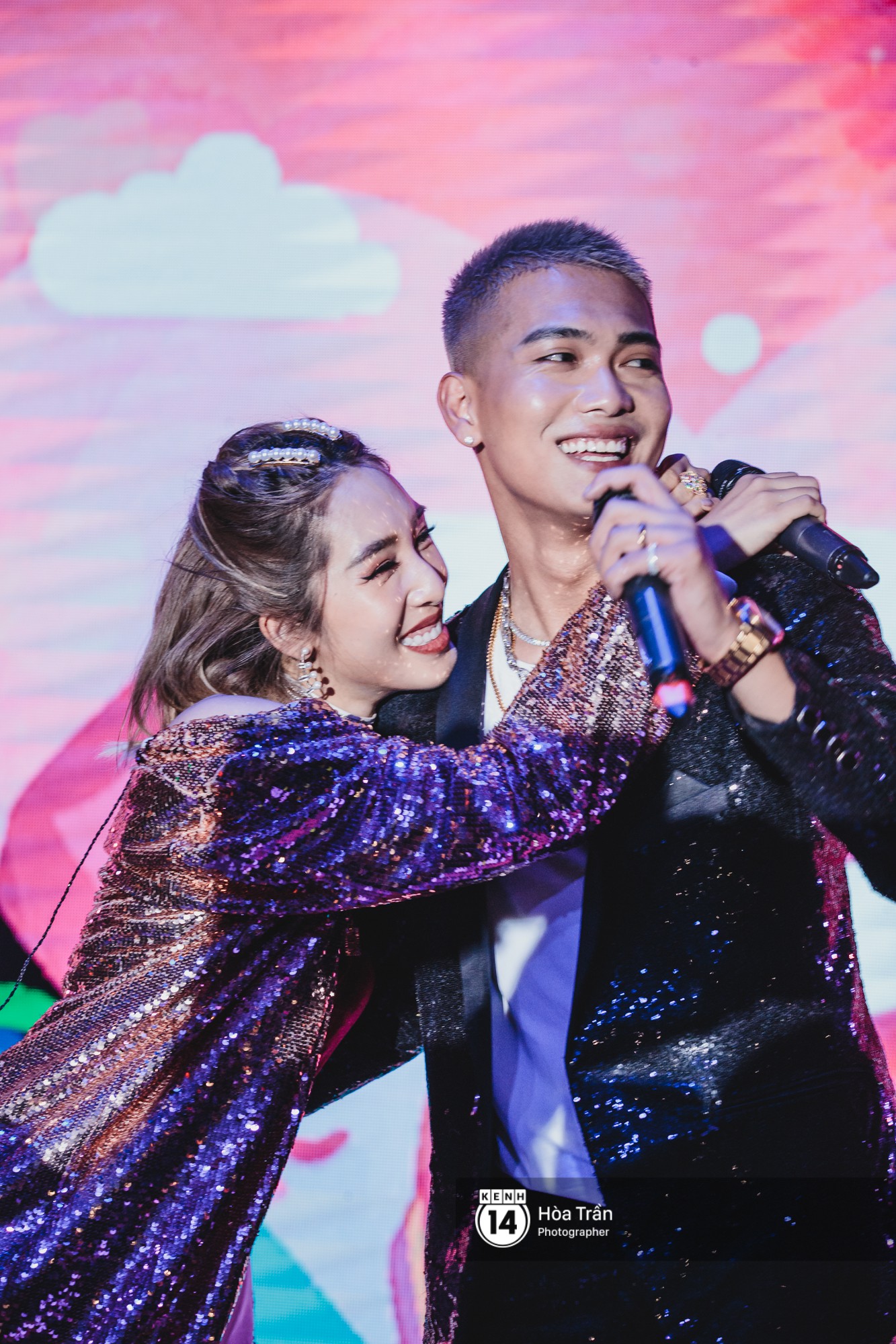 Emily và Big Daddy khóa môi nhau cực ngọt, công khai nói lời yêu lãng mạn tại concert đầu tiên trong sự nghiệp - Ảnh 6. Emily và Big Daddy khóa môi nhau cực ngọt, công khai nói lời yêu lãng mạn tại concert đầu tiên trong sự nghiệp - Ảnh 6.