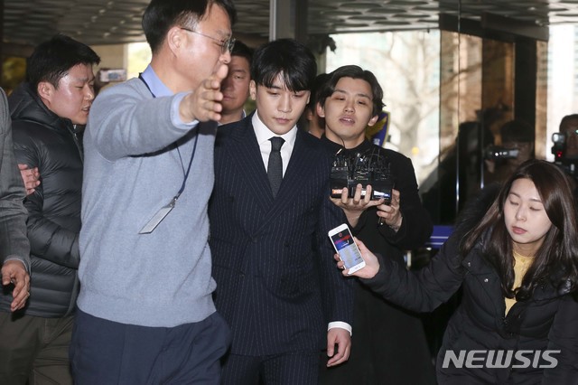 Clip Seungri chính thức trình diện để thẩm vấn: Vẫn đi xe sang nhưng tiều tuỵ hẳn, mắt đỏ rưng rưng xin lỗi nạn nhân - Ảnh 20.