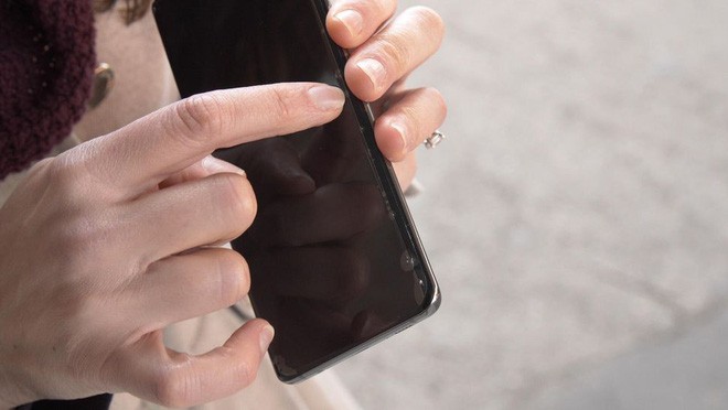 Thử nghiệm thả Galaxy S10+ mặt lưng gốm v&agrave; Galaxy S10+ mặt lưng k&iacute;nh: đ&atilde; hiểu v&igrave; sao bản gốm đắt tiền thế - Ảnh 4.