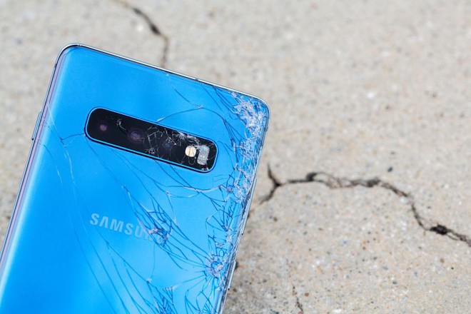 Thử nghiệm thả Galaxy S10+ mặt lưng gốm v&agrave; Galaxy S10+ mặt lưng k&iacute;nh: đ&atilde; hiểu v&igrave; sao bản gốm đắt tiền thế - Ảnh 6.