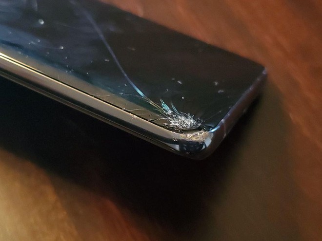 Thử nghiệm thả Galaxy S10+ mặt lưng gốm v&agrave; Galaxy S10+ mặt lưng k&iacute;nh: đ&atilde; hiểu v&igrave; sao bản gốm đắt tiền thế - Ảnh 7.