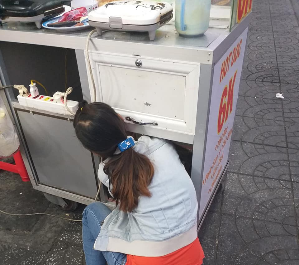 Trong hộc tủ bán bánh mì rong của mẹ là em bé nằm ngoan ti bình sữa, khoảnh khắc xúc động khiến nhiều người nghẹn ngào - Ảnh 2. Trong hộc tủ bán bánh mì rong của mẹ là em bé nằm ngoan ti bình sữa, khoảnh khắc xúc động khiến nhiều người nghẹn ngào - Ảnh 2.