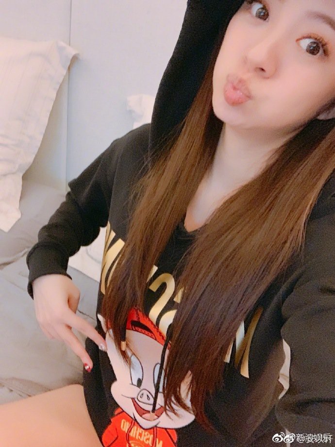 Kỷ niệm 2 năm kết hôn, Thiên kim xứ Đài An Dĩ Hiên vui mừng thông báo mang thai Ỉn con đầu lòng - Ảnh 2. Kỷ niệm 2 năm kết hôn, Thiên kim xứ Đài An Dĩ Hiên vui mừng thông báo mang thai Ỉn con đầu lòng - Ảnh 2.