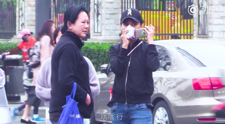 “Lơ đẹp” người lạc đường xin giúp đỡ, Lý Tiểu Lộ nhận mưa gạch đá từ cư dân mạng - Ảnh 8. “Lơ đẹp” người lạc đường xin giúp đỡ, Lý Tiểu Lộ nhận mưa gạch đá từ cư dân mạng - Ảnh 8.