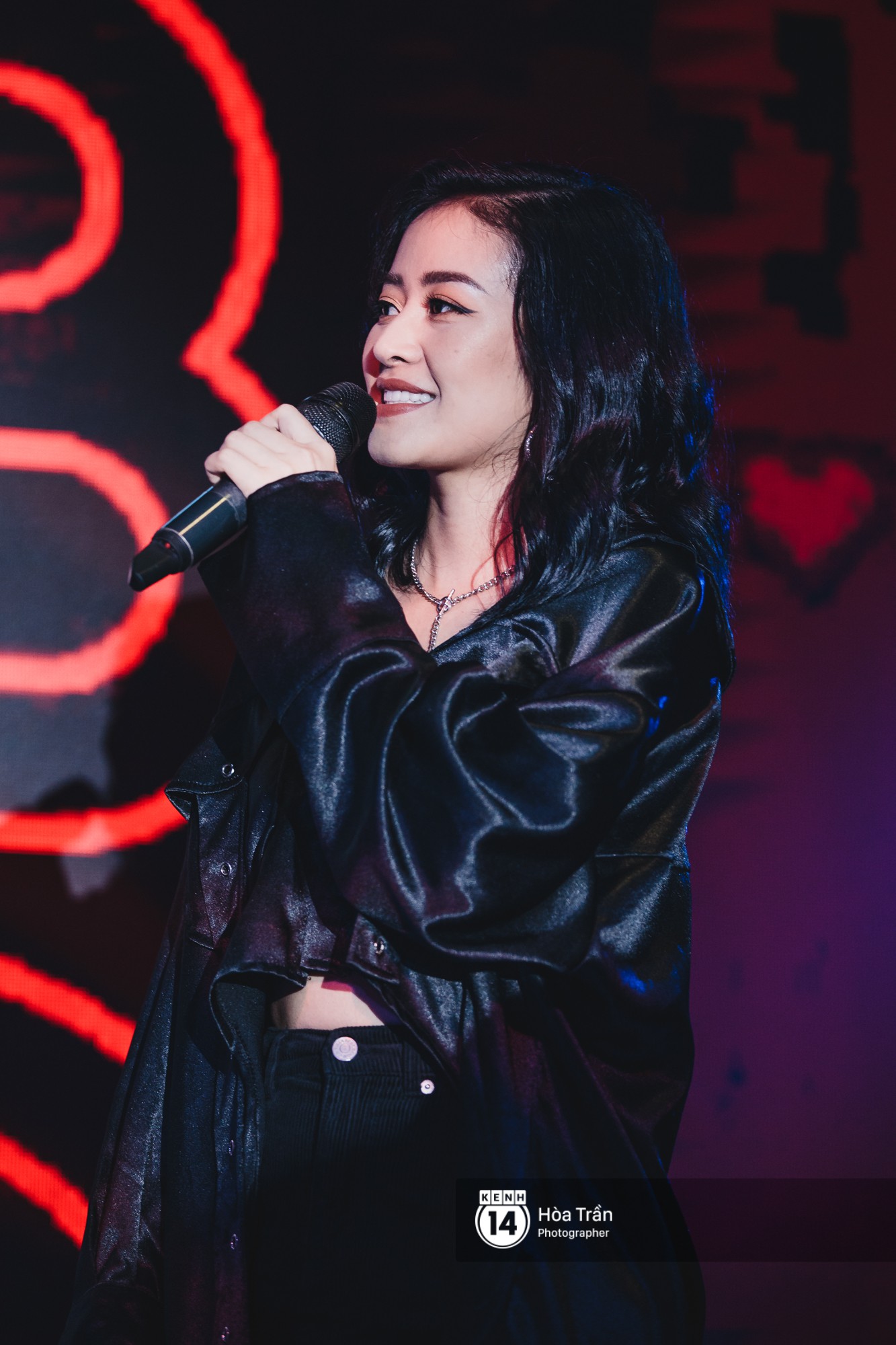 Emily và Big Daddy khóa môi nhau cực ngọt, công khai nói lời yêu lãng mạn tại concert đầu tiên trong sự nghiệp - Ảnh 2. Emily và Big Daddy khóa môi nhau cực ngọt, công khai nói lời yêu lãng mạn tại concert đầu tiên trong sự nghiệp - Ảnh 2.