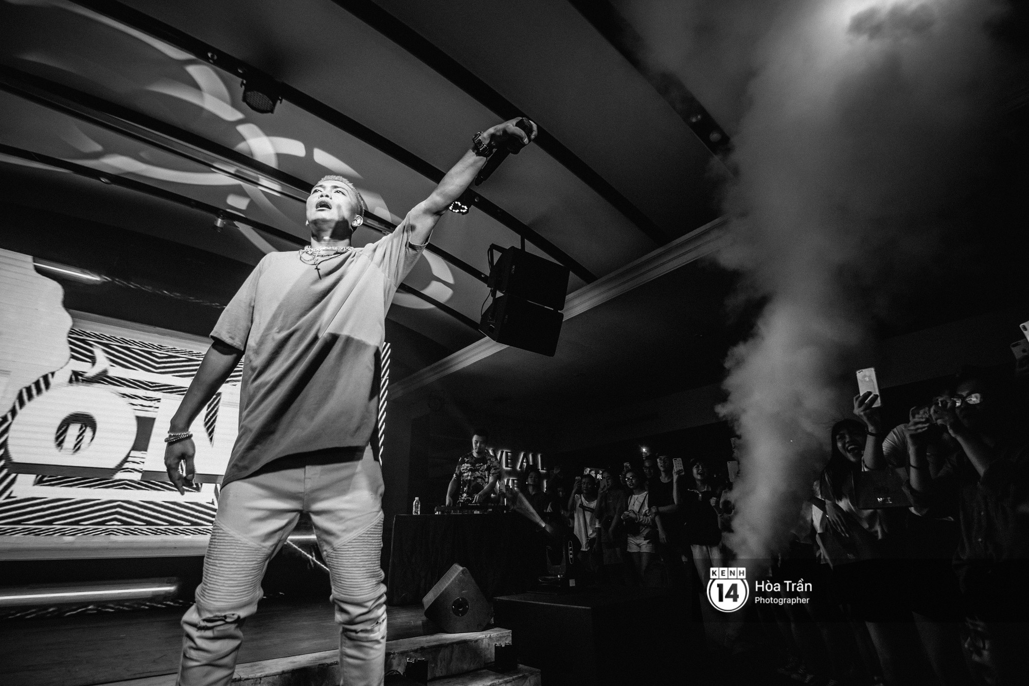 Emily và Big Daddy khóa môi nhau cực ngọt, công khai nói lời yêu lãng mạn tại concert đầu tiên trong sự nghiệp - Ảnh 14. Emily và Big Daddy khóa môi nhau cực ngọt, công khai nói lời yêu lãng mạn tại concert đầu tiên trong sự nghiệp - Ảnh 14.