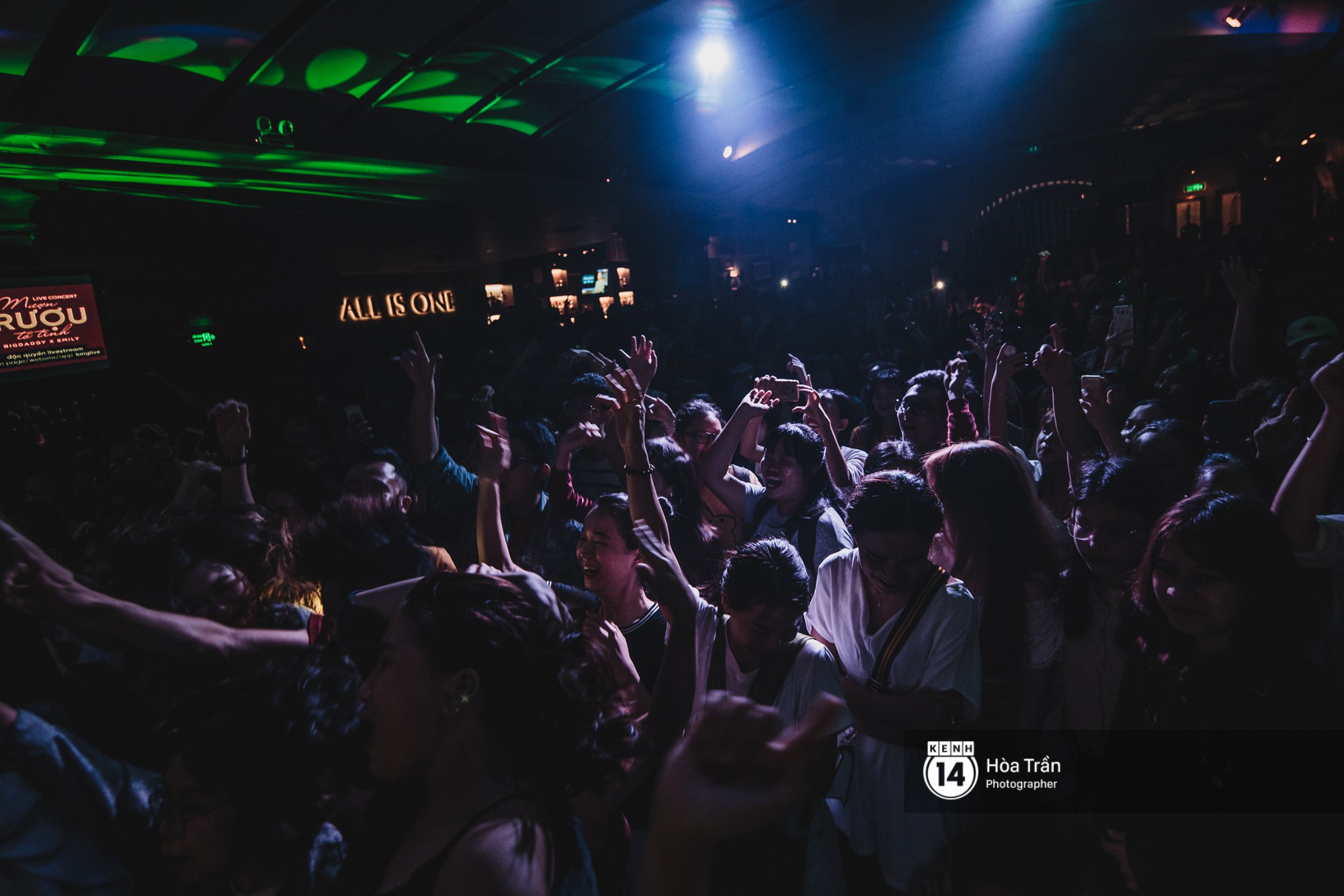 Emily và Big Daddy khóa môi nhau cực ngọt, công khai nói lời yêu lãng mạn tại concert đầu tiên trong sự nghiệp - Ảnh 13. Emily và Big Daddy khóa môi nhau cực ngọt, công khai nói lời yêu lãng mạn tại concert đầu tiên trong sự nghiệp - Ảnh 13.