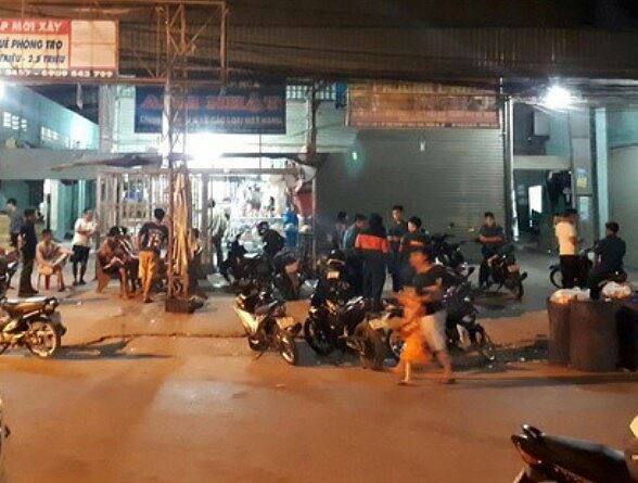 Người nước ngo&agrave;i tử vong trong tư thế treo cổ trước cửa nh&agrave; - Ảnh 1.