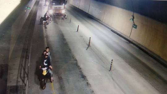 5 thanh niên cầm hung khí cố tình chặn xe ô tô trong hầm đường bộ - Ảnh 2. 5 thanh niên cầm hung khí cố tình chặn xe ô tô trong hầm đường bộ - Ảnh 2.