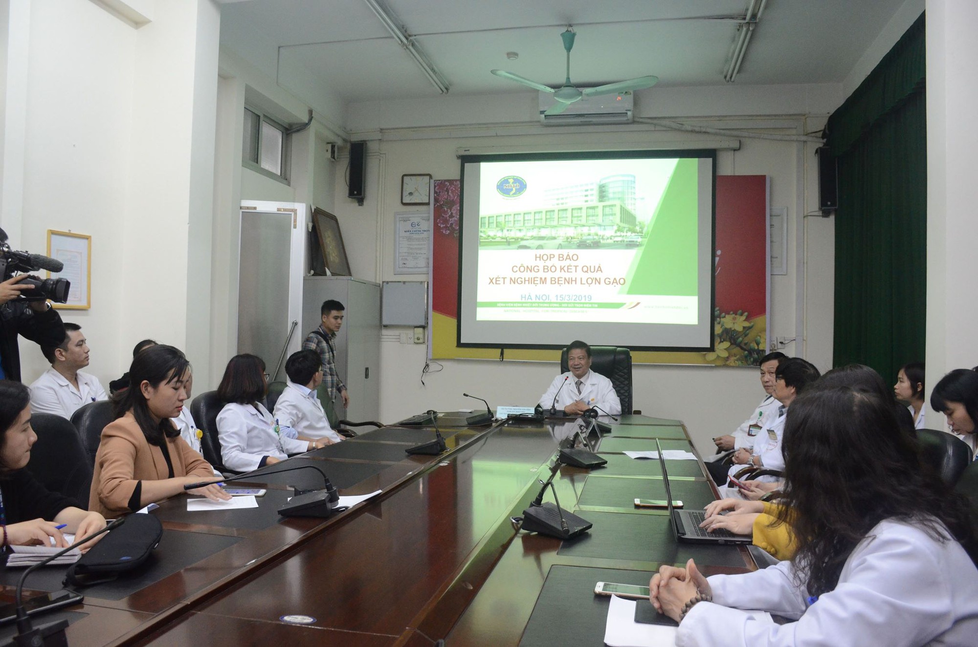 Họp báo công bố kết quả vụ gần 400 học sinh ở Bắc Ninh nghi bị nhiễm khuẩn ấu trùng sán lợn phải xuống Hà Nội khám - Ảnh 2. Họp báo công bố kết quả vụ gần 400 học sinh ở Bắc Ninh nghi bị nhiễm khuẩn ấu trùng sán lợn phải xuống Hà Nội khám - Ảnh 2.