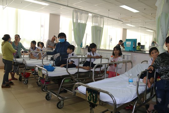 38 học sinh được đưa đến bệnh viện khẩn cấp sau bữa tiệc sinh nhật - Ảnh 1.