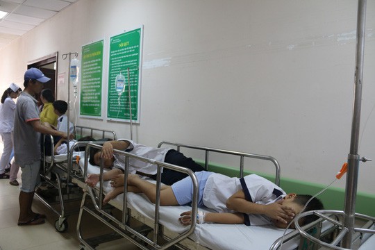 38 học sinh được đưa đến bệnh viện khẩn cấp sau bữa tiệc sinh nhật - Ảnh 2. 38 học sinh được đưa đến bệnh viện khẩn cấp sau bữa tiệc sinh nhật - Ảnh 2.