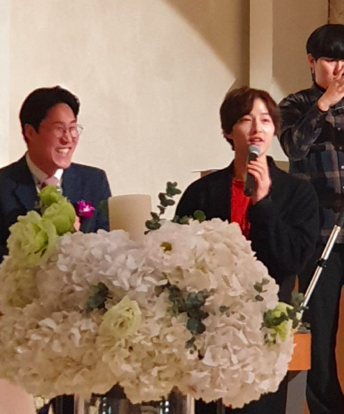 Song Joong Ki tham gia đám cưới bạn thân: Tươi tắn, rạng rỡ nhưng không đeo nhẫn cưới, không đi cùng Song Hye Kyo - Ảnh 3.