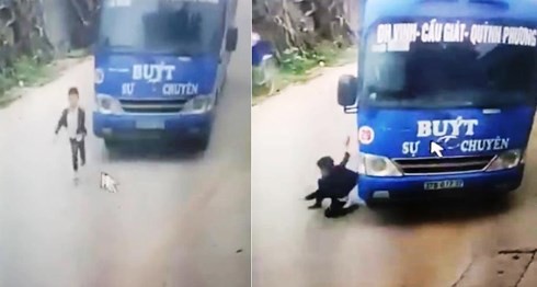 Clip: Bé trai thoát bất ngờ lồm cồm đứng dậy sau khi lao sang đường ẩu nhờ cú bẻ lái của tài xế xe buýt khiến nhiều người hú vía - Ảnh 3.