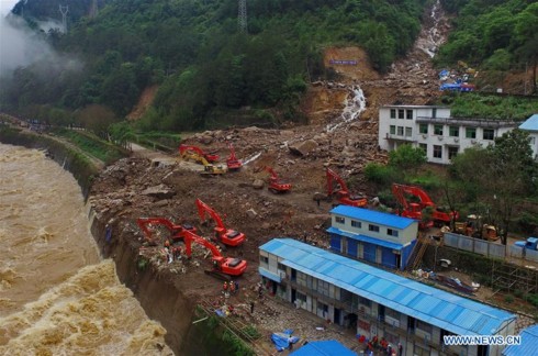 Lở đất tại Thiểm Tây (Trung Quốc): 2 người chết, nhiều người mất tích - Ảnh 1.