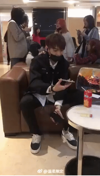 Fan giẫm nát điện thoại, ép chụp ảnh chung khiến Phó Hằng Hứa Khải khổ sở, mặt méo xệch tại sân bay - Ảnh 4.