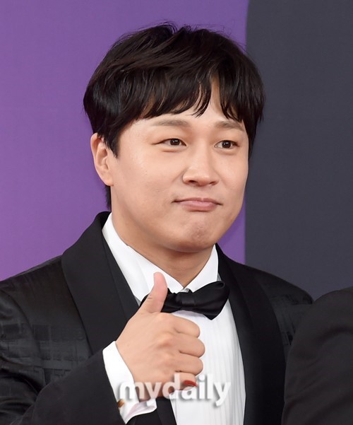 NÓNG: Cha Tae Hyun viết tâm thư nhận tội, xin rút khỏi tất cả các show sau nghi án cá độ phi pháp với Jung Joon Young - Ảnh 1.