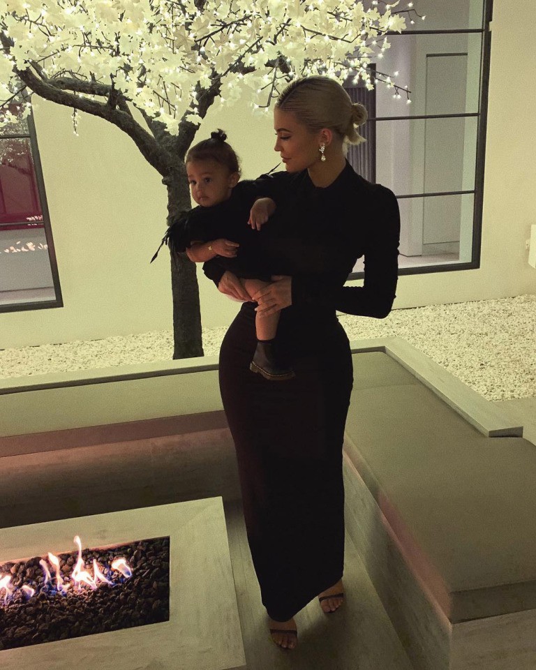 Những lần diện đồ đôi siêu đỉnh của Kylie Jenner và con gái đầu lòng - Ảnh 1. Những lần diện đồ đôi siêu đỉnh của Kylie Jenner và con gái đầu lòng - Ảnh 1.