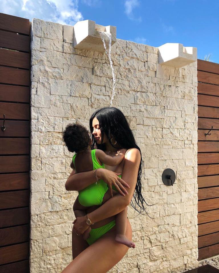 Những lần diện đồ đôi siêu đỉnh của Kylie Jenner và con gái đầu lòng - Ảnh 2. Những lần diện đồ đôi siêu đỉnh của Kylie Jenner và con gái đầu lòng - Ảnh 2.