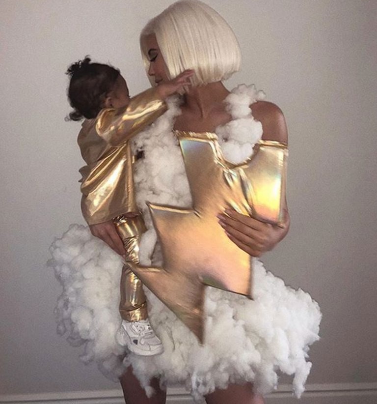 Những lần diện đồ đôi siêu đỉnh của Kylie Jenner và con gái đầu lòng - Ảnh 7. Những lần diện đồ đôi siêu đỉnh của Kylie Jenner và con gái đầu lòng - Ảnh 7.
